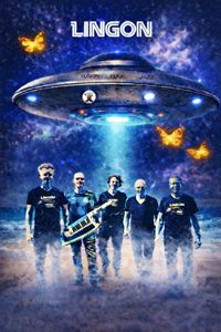 Bandfoto LINGON: Band vor Science-Fiction-Motiv

Fünf Musiker stehen nebeneinander vor einer grafischen Illustration eines schwebenden UFOs im Weltraum. Blauer Nebel umgibt die Band. Eine Person hält ein Keytar-Keyboard, die anderen tragen dunkle T-Shirts mit Bandlogo.