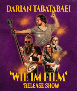 Bandfoto Darian Tabatabaei: Grafisches Plakat mit violettem Hintergrund und goldgelber Schrift. Oben steht in großen Buchstaben der Name „Darian Tabatabei“. In der Mitte ist eine Collage aus fünf Musikerinnen und Musikern zu sehen: oben Darian Tabatabei in einer dynamischen Pose mit ausgestrecktem Arm und einem Retro-Mikrofon, darunter vier weitere Bandmitglieder mit Instrumenten – E-Bass, Gitarre und Keyboard. Unten in großen Lettern der Titel „Wie im Film“ und darunter „Release Show“. Die Anordnung und Beleuchtung wirken dramatisch wie eine Filmszene.