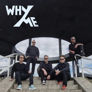 Bandfoto: Why Me
Vier Musiker der Band Why Me posieren auf den Treppen und Geländern des Otto-Lilienthal-Denkmals in Berlin-Lichterfelde. Alle tragen dunkle Kleidung und Sonnenbrillen. Drei Musiker sitzen auf den Steinstufen, während einer auf dem Geländer steht und ein weiterer erhöht auf der rechten Seite sitzt. Im Hintergrund ist die markante bogenförmige Konstruktion des Denkmals zu sehen. Oben links befindet sich das weiße Bandlogo „WHY ME“.
